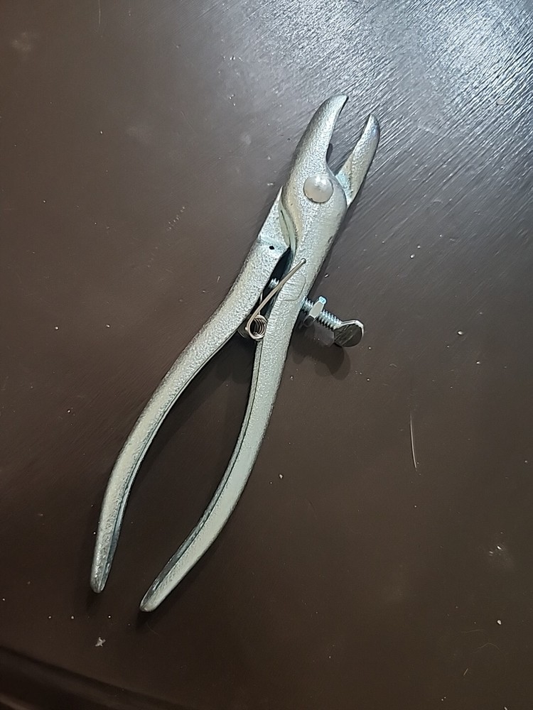 Decker’s Hill Ringer Hog Ringer Pliers. 6.5”