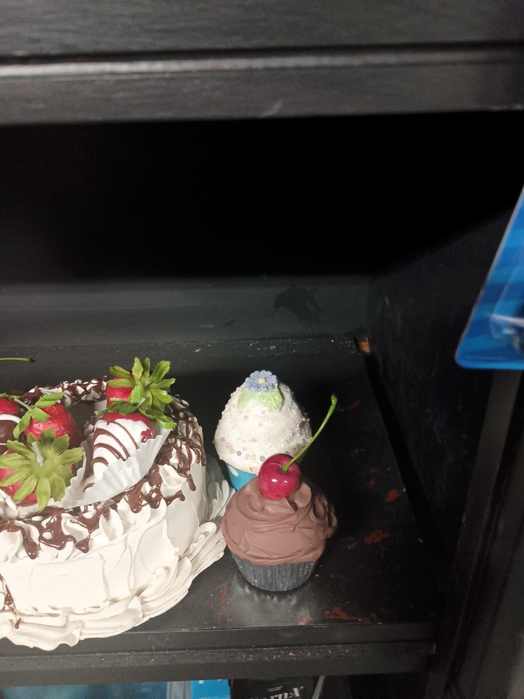 Artificial Dezi Cake With 5 Cupcakes And 5 Strawberrys