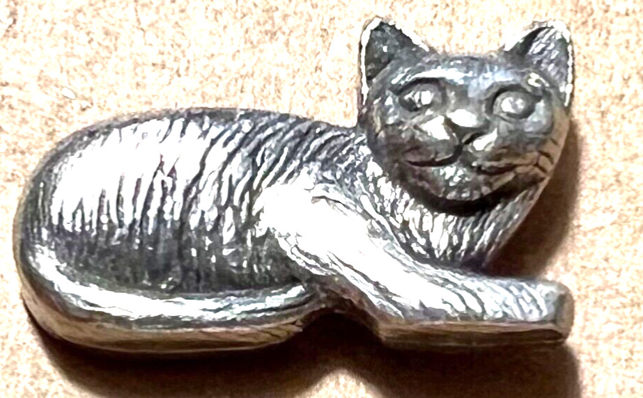 Carved Danforth Pewter Metal LAYING CAT Realistic Button  7/8” BM