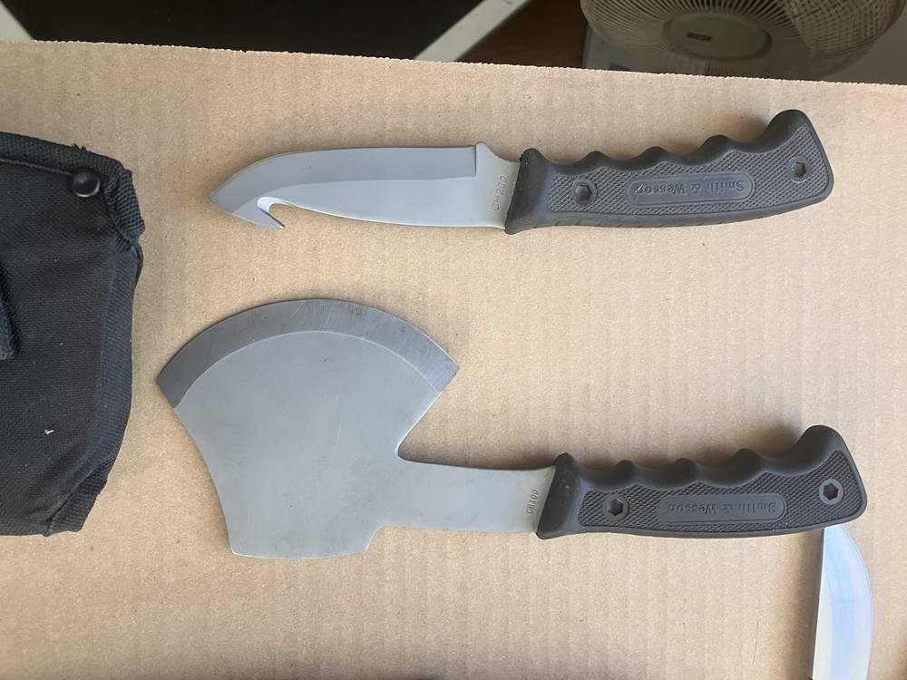 Buck, Smith & Wesson, Winchester Knives.