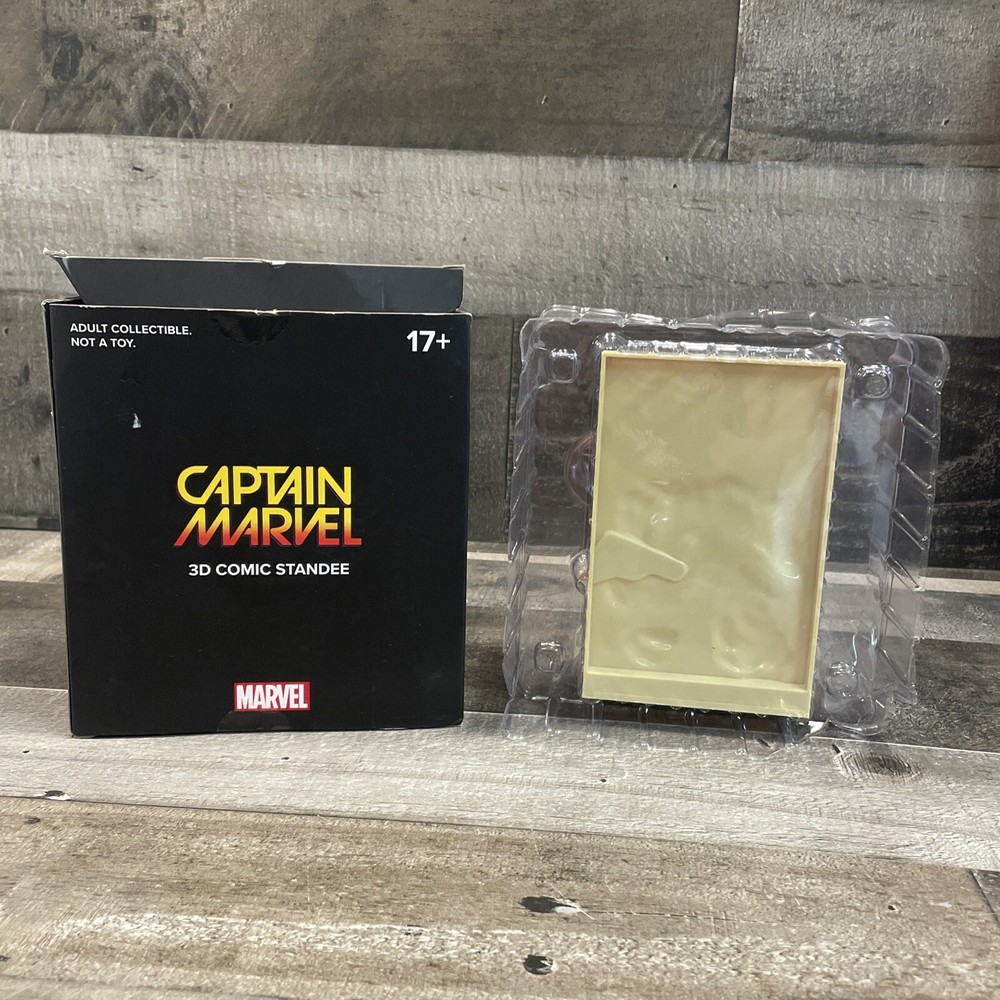 CAPTAIN MARVEL Marvel 3D Comic Standee Loot Crate Exclusive Open Box