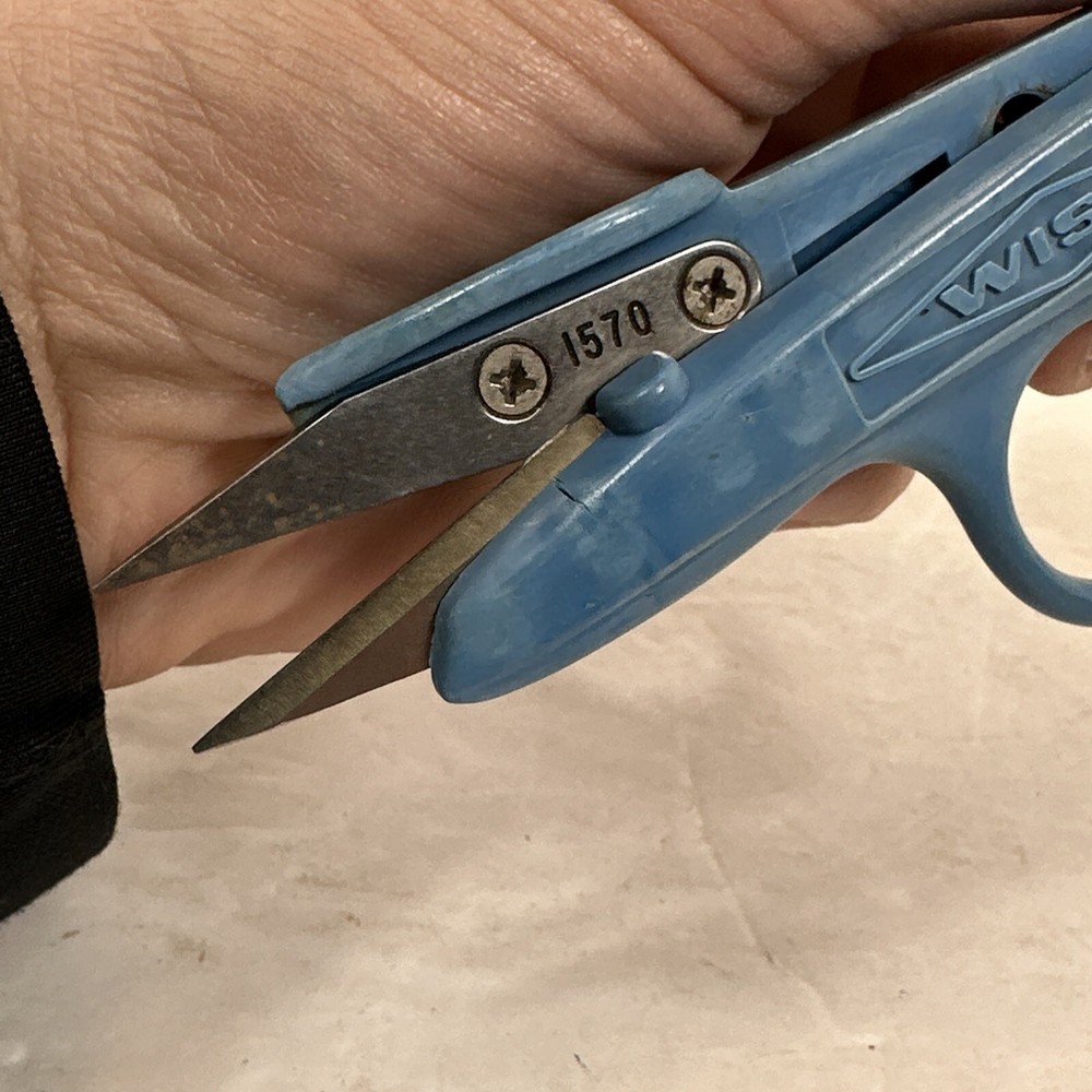 VINTAGE WISS Model 1570 Spring Loaded Blue Scissors