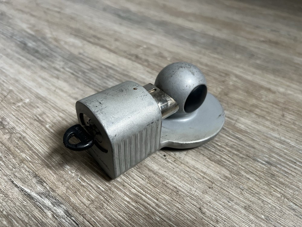 Master Lock Model No. 377 Trailer Hitch Lock with 1 Key!!