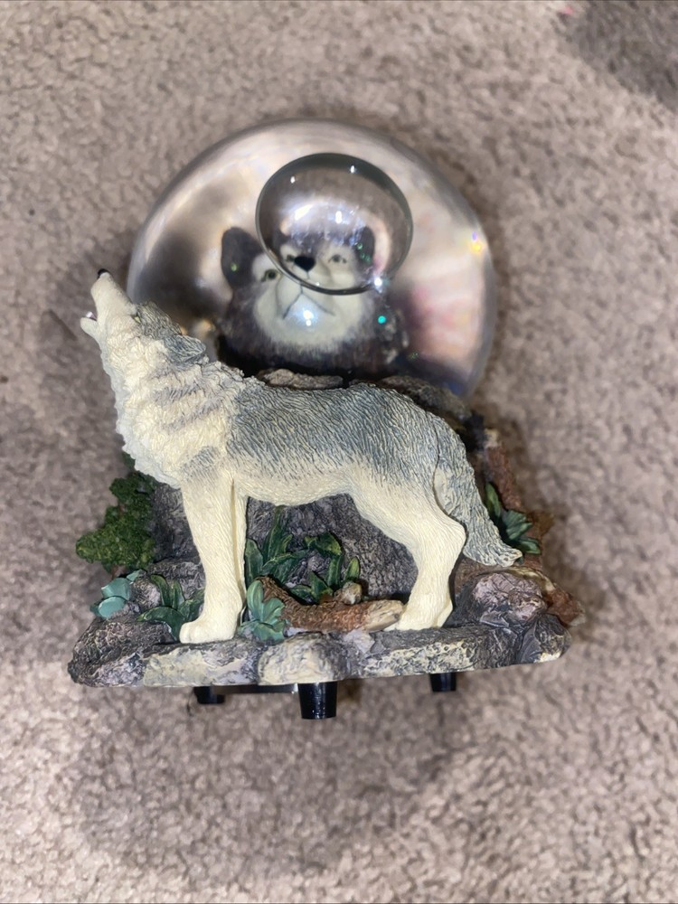 Winter Wolf Pack Snow Music Globe ..Lone Wolf (2000)