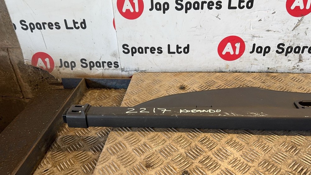 2010-2017 SSANGYONG KORANDO MK3 BLACK RETRACTABLE ROLLER PARCEL SHELF