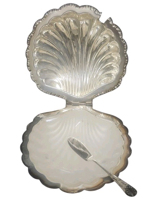 Vtg Cheltenham England Silverplate Clam Shell Milk Glass Liner Butter Server