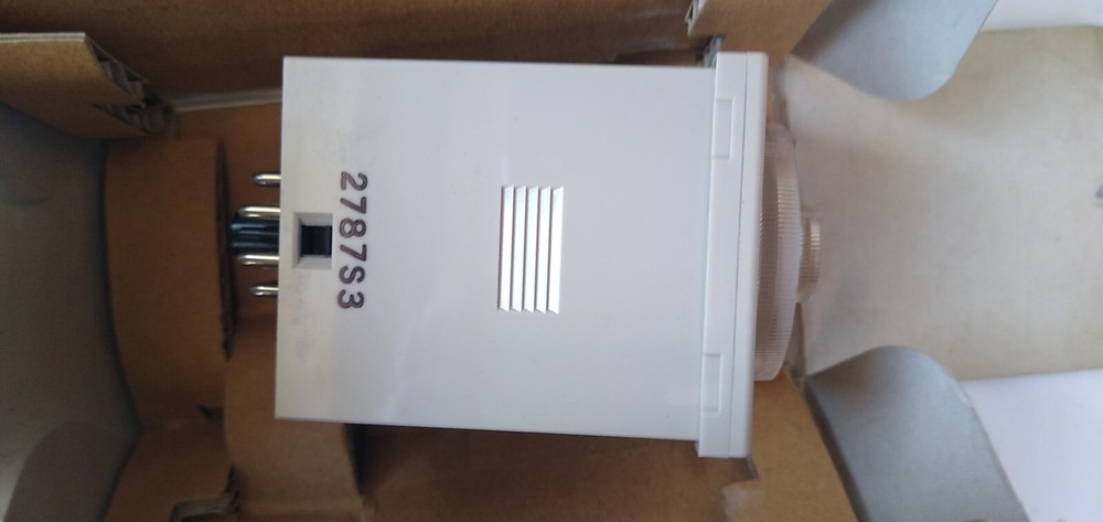 Omron H3CRF8 Timer 100-240VAC New