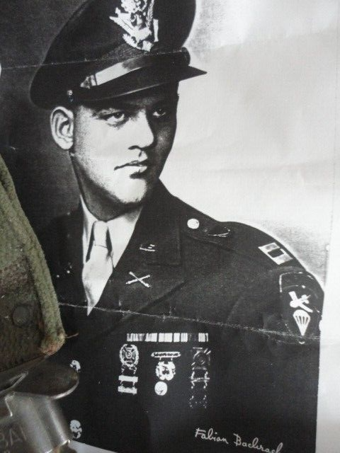 KNIFE AND AIRBORN GLIDER PATCH TO A KIA OFFICER