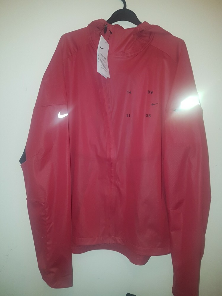 MENS NIKE TECH PACK LAYER RUNNING JACKET SIZE M (CT2381 615) RED / BLACK