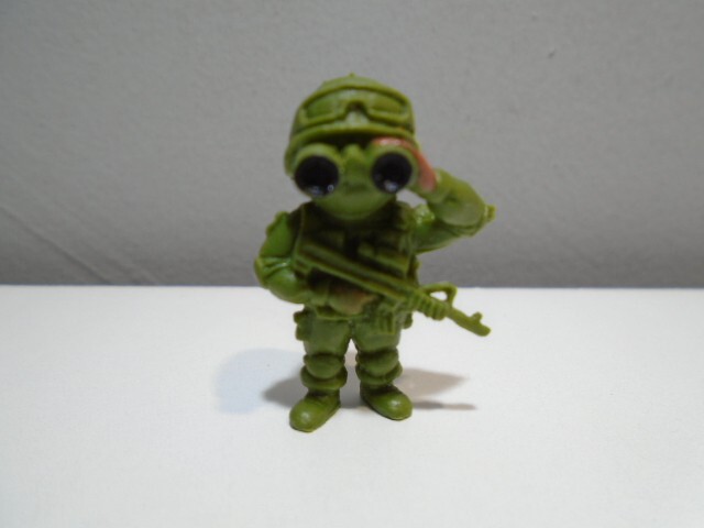 MICRO MINIATURE RUBBER ARMY GUY LOOKING THRU BINOCULARS 1" FIGURE UNBRANDED