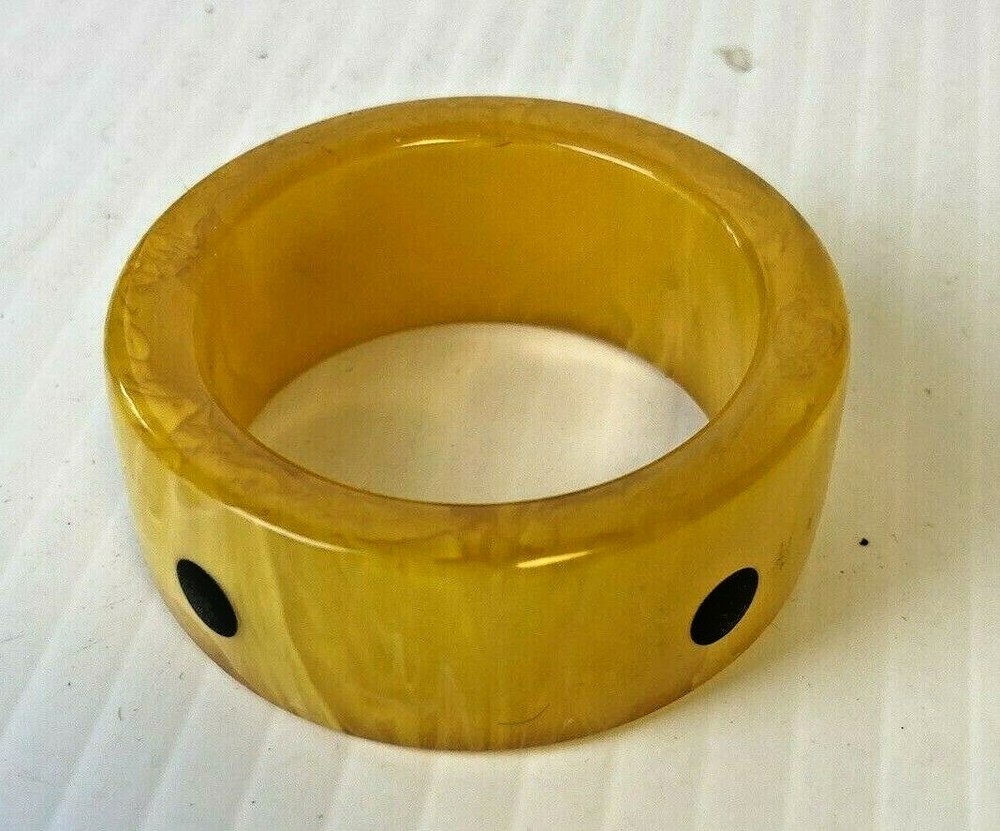 BAKELITE/ CATALIN BUTTERSCOTCH NAPKIN RING WITH NAVY DOT - B3-51