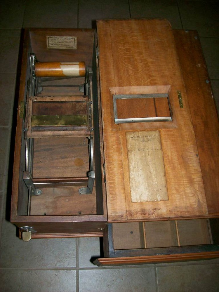CASH REGISTER ( CANDY STORE COUNTER TOP REGISTER)