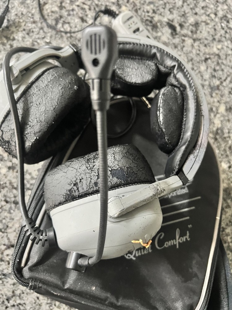 LightSpeed 20K Aviation Headphones W/ Original Carrying Case UNTESTED