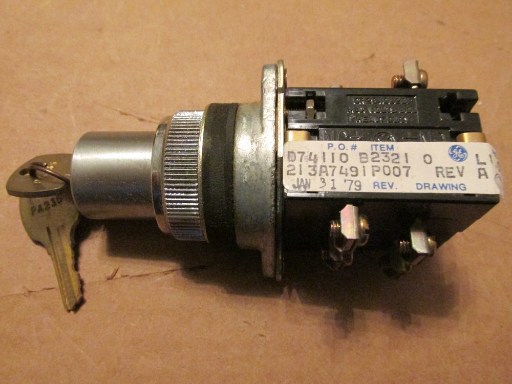 NEW NOS GE CR2940UN203C1 Key Locking Selector Switch 2 Position Oiltight
