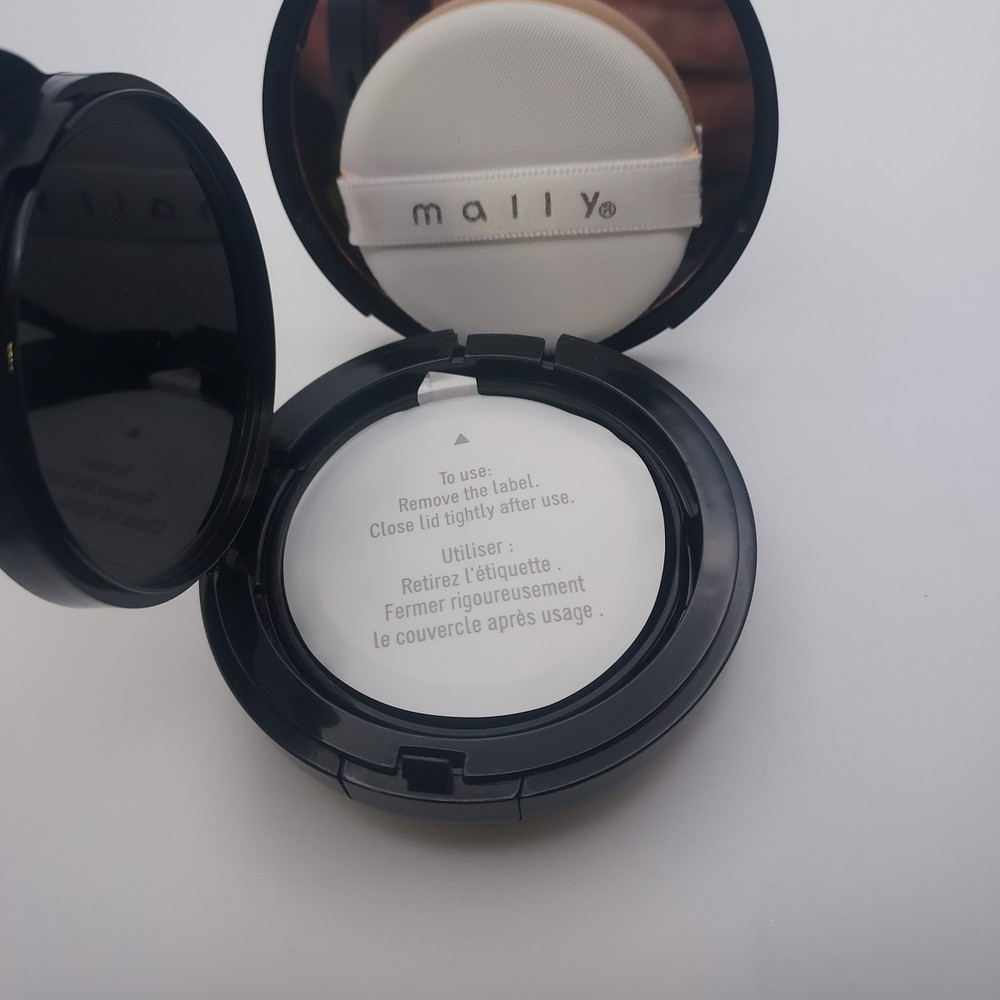 Mally Flawless Finish Transforming Effect Foundation Compact LIGHT