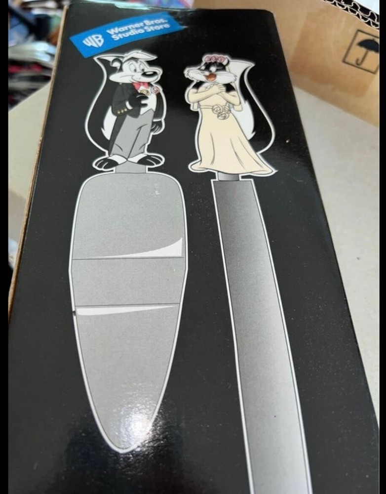 pepe le pew and penelope cake server and knife