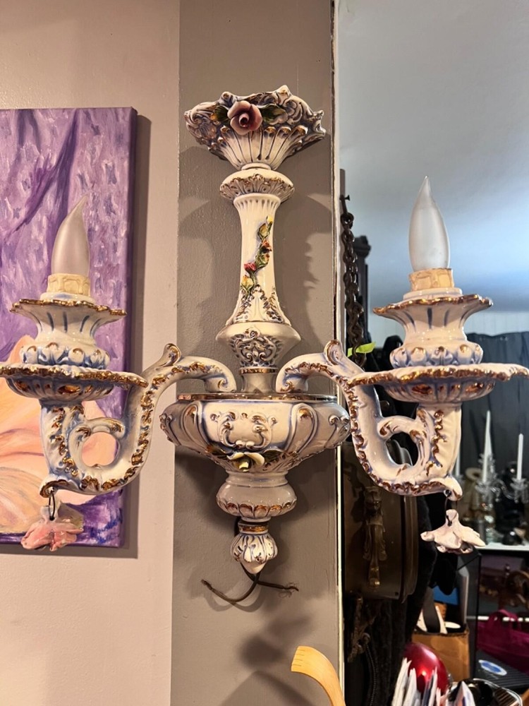 capodimonte -style porcelain sconce