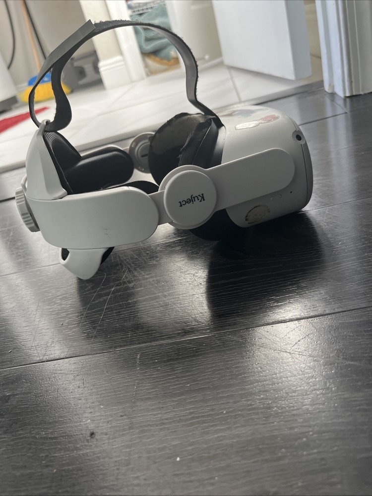 Oculus Quest 2 KW49CM, 128GB, Virtual Reality Headset with Controllers