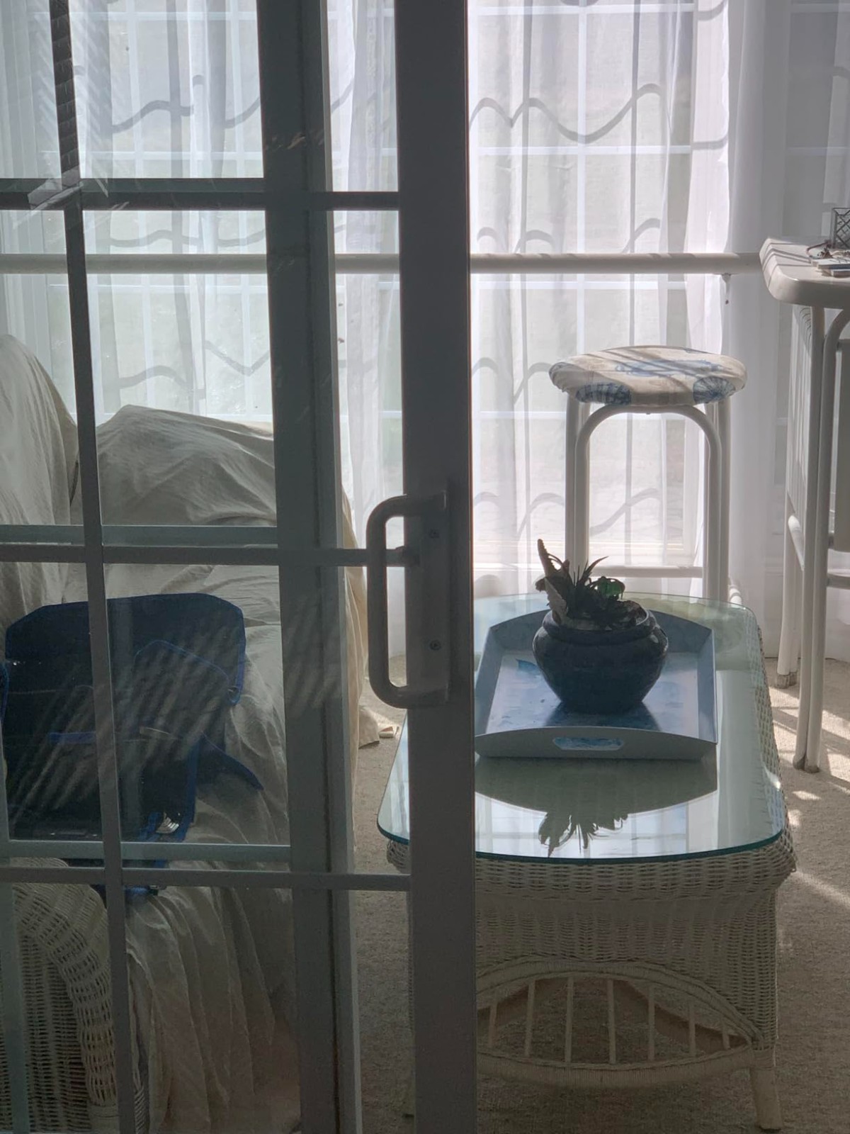 White Patio Sliding Door Handle w/ Lock Cylinder for 3 15/16" Hole Spacing