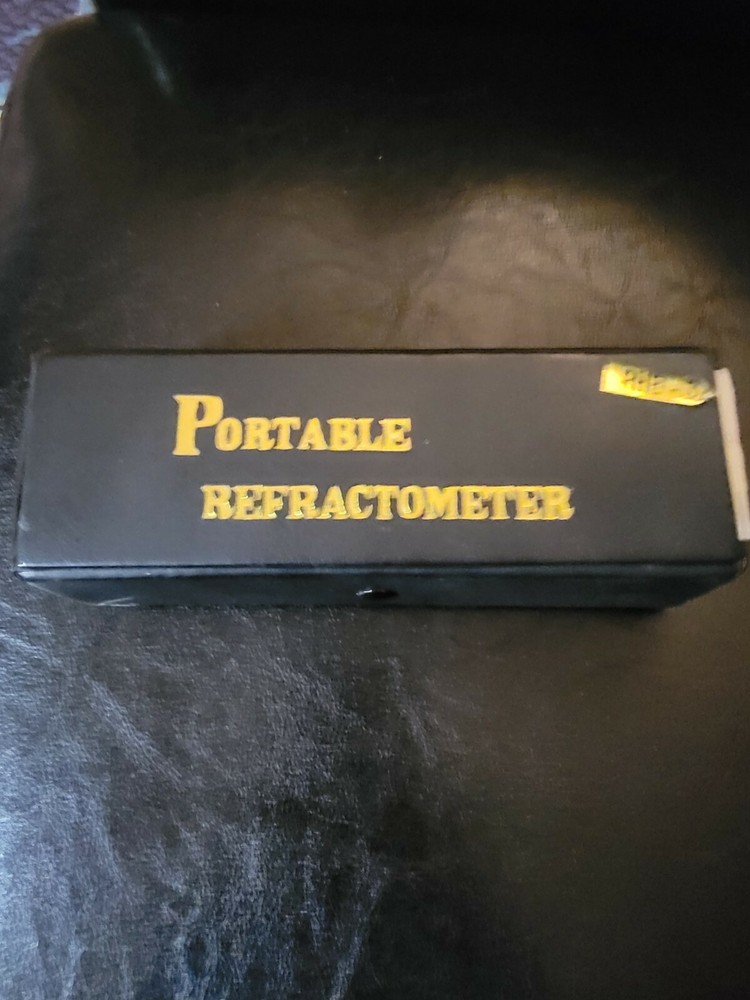 PORTABLE HAND HELD BRIX REFRACTOMETER. 0-32% (BRIX) RANGE, WITH CASE