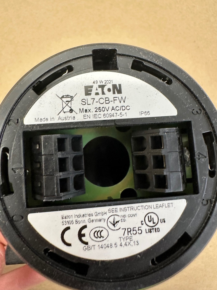 Eaton SL7-CB-FW Single Sided Vertical Mount Base