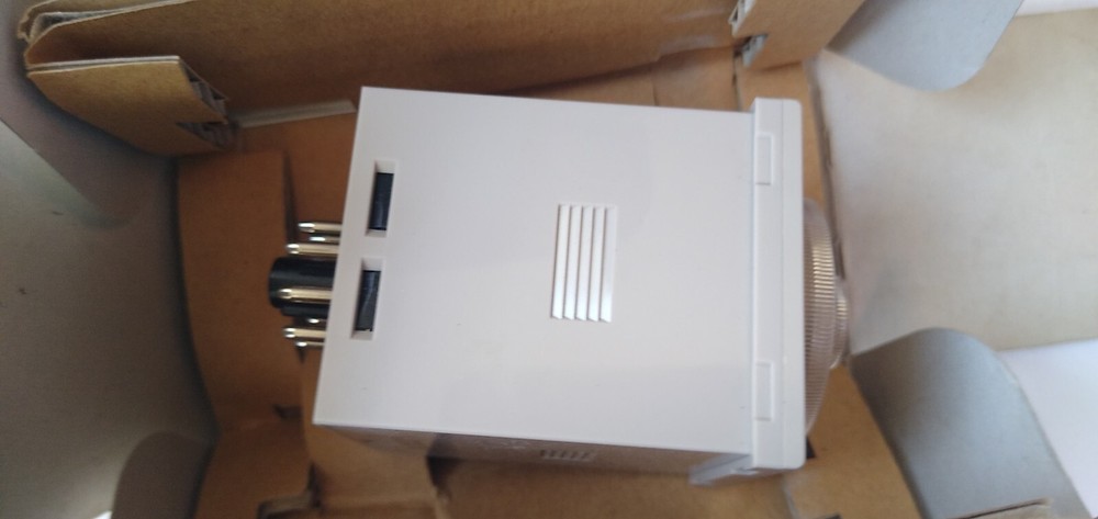 Omron H3CRF8 Timer 100-240VAC New