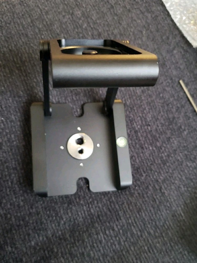 Pivoting tripod head