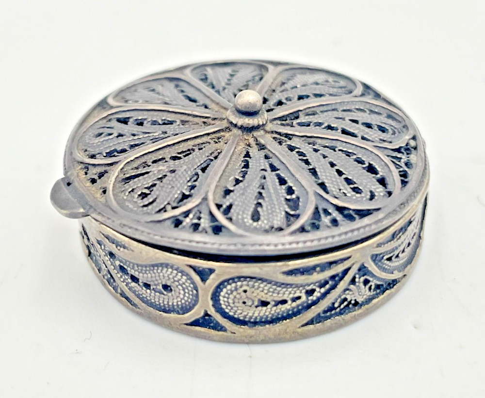 ANTIQUE SILVER FILIGREE round shape BOX compact pill Box