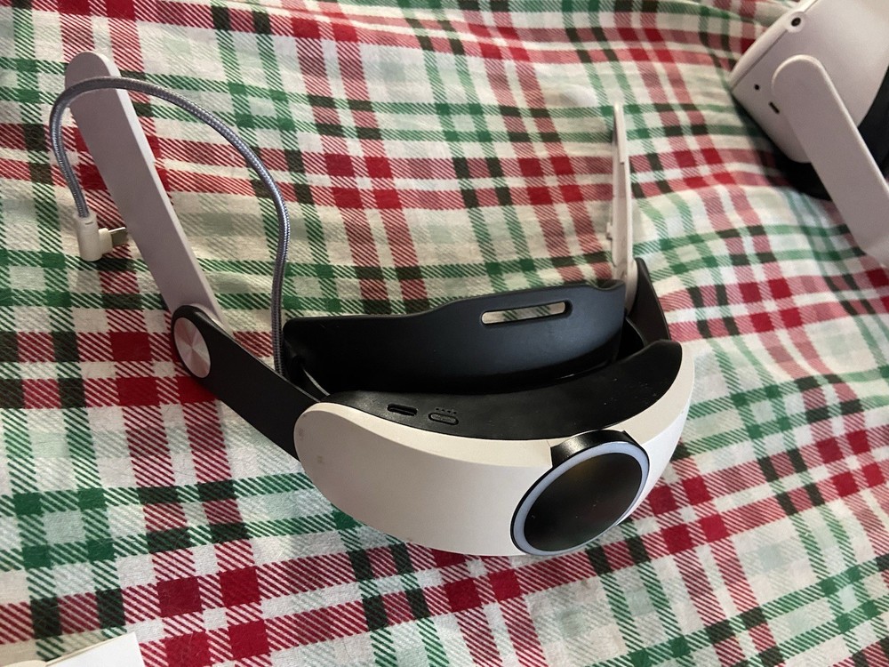 Meta Oculus Quest 2 128GB Bundle w/ link cable & adjustable headstrap powerbank