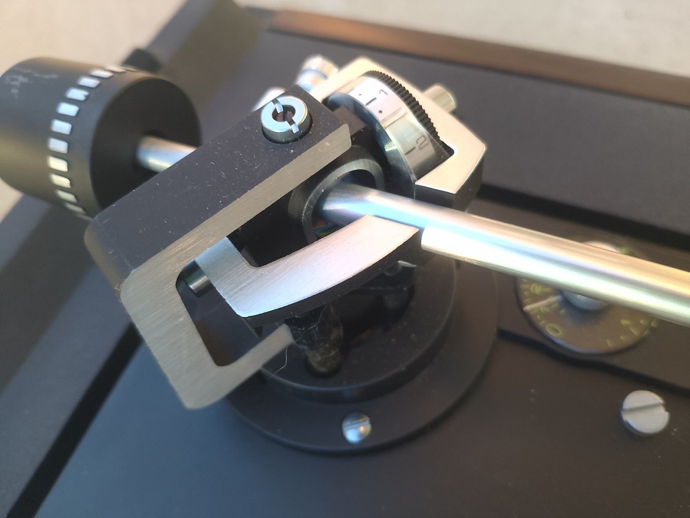 Dual 1237 Turntable, Operates Manually, Auto Func Not Working, Sounds Very Good
