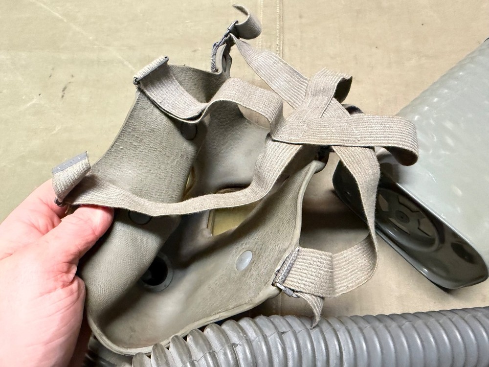 ORIGINAL WWII US ARMY INFANTRY M2A1 M1A9 GAS MAKS U & CANISTER