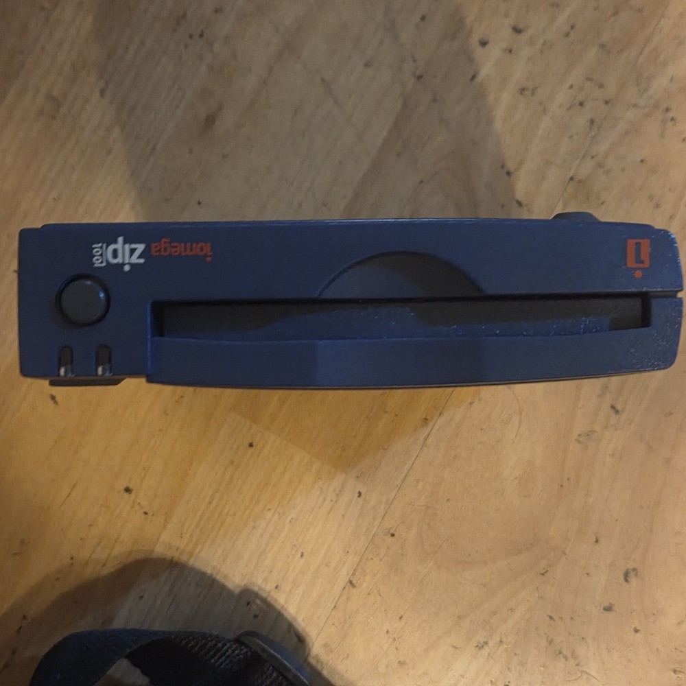Iomega Zip 100 Plus External Drive Model Z100PLUS, Turns On READ DESCRIPTION