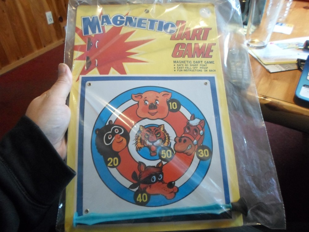 vinatge magnectic dart game