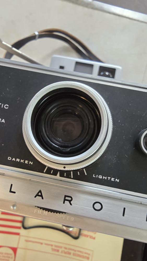 POLAROID AUTOMATIC 250 LAND CAMERA (APX023952)