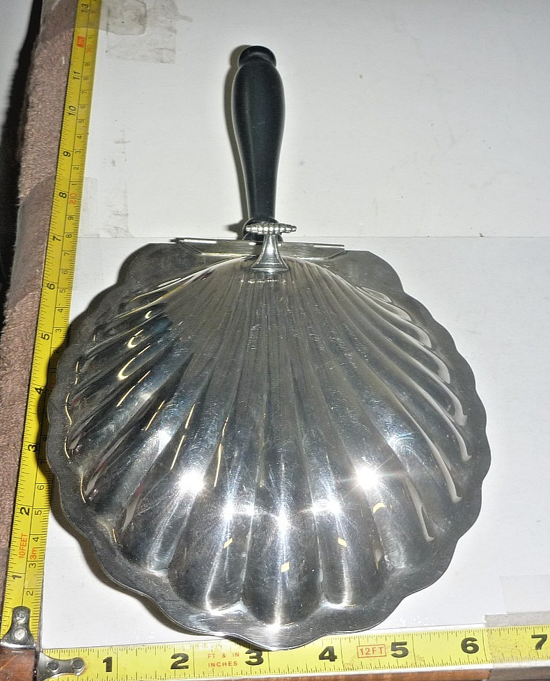 Vtg Oneida Silver Plate Clam Shell Tri-Footed Crumb Catcher/Silent Butler