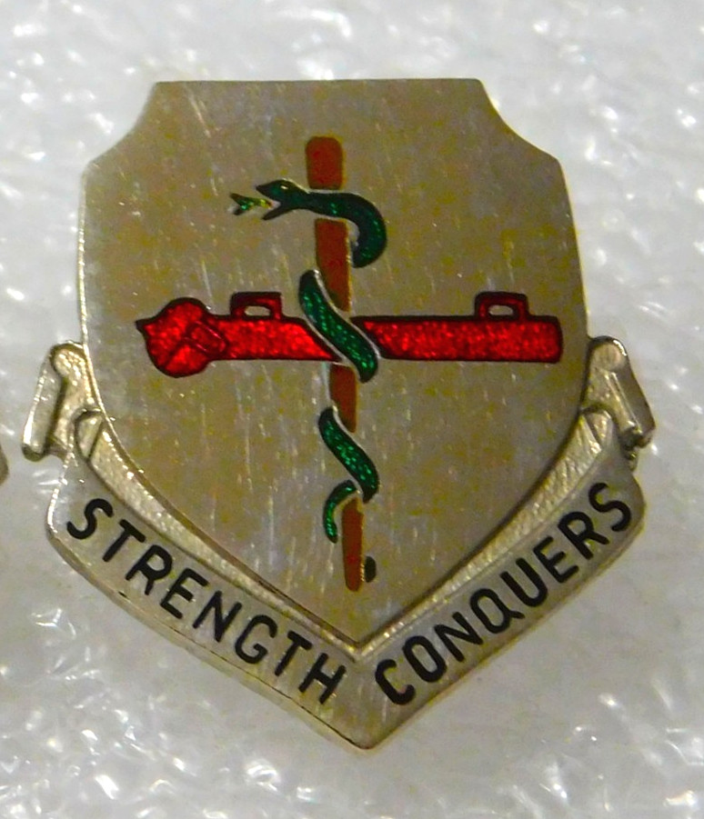 ORIGINAL 45th MEDICAL BATTALLION DISTINCTIVE - PIN BACK - GERMAN MAKER