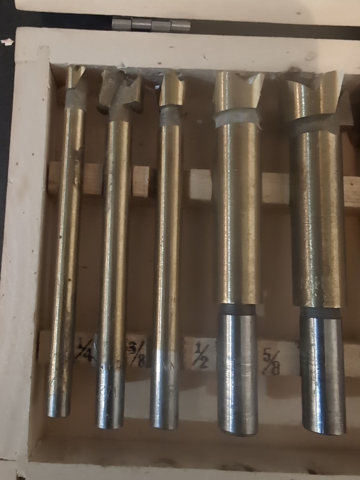 SET OF EIGHT 5/8"-1/4" STRAIGHT SHANK ROUTER BITS And Titanium 1"-1/4"