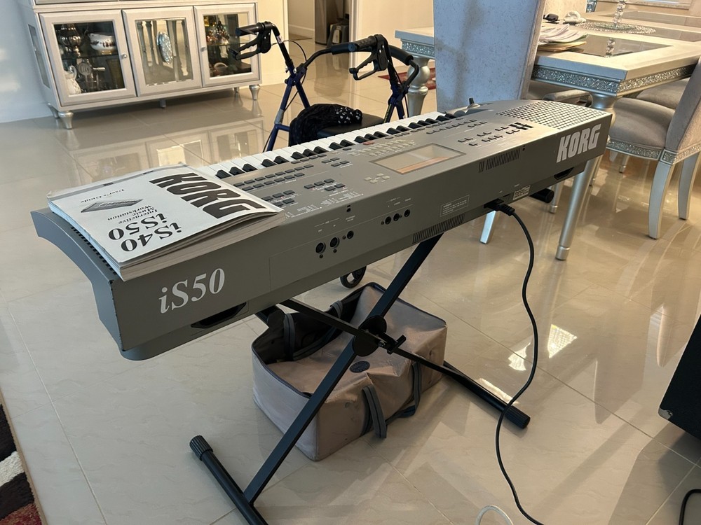 Keyboard Korg is50 workstation 61 Keyes silver
