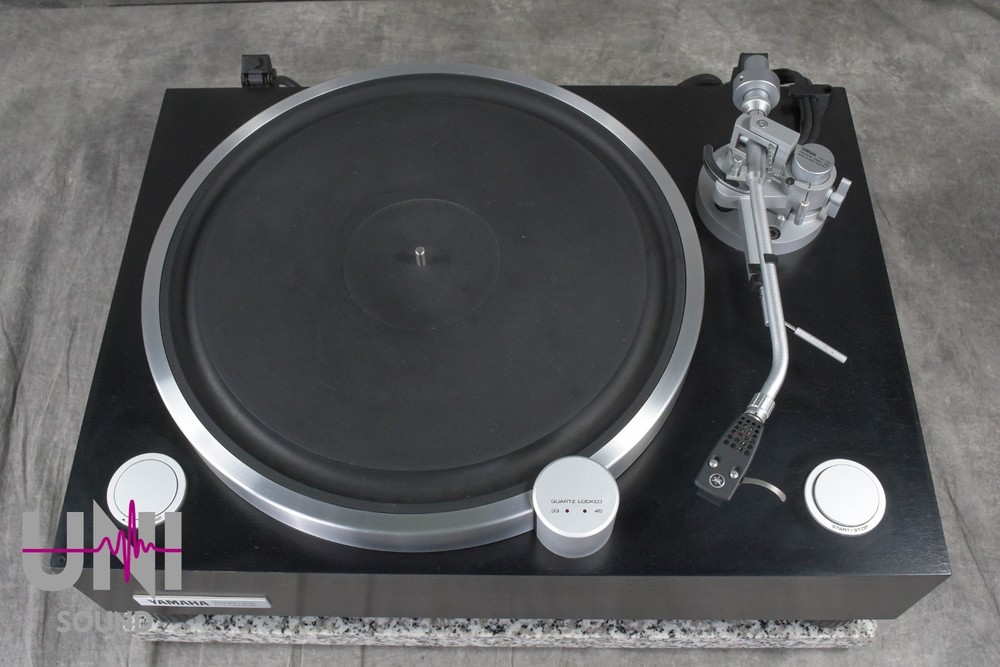 YAMAHA GT-2000 Direct Drive Turntable in Good condition