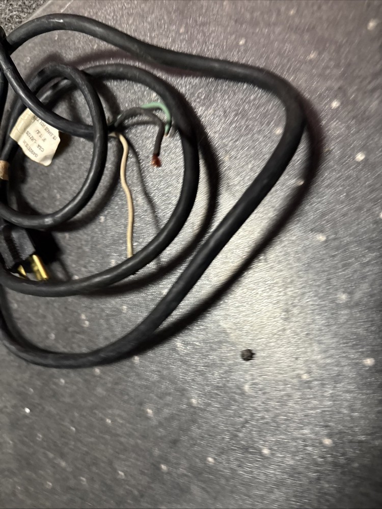 6’ Black Replacement 13 Amp 125 Volt Plug Light Use