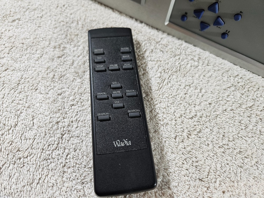 Wadia 830 high-end audiophile CD Player. Hear it play!