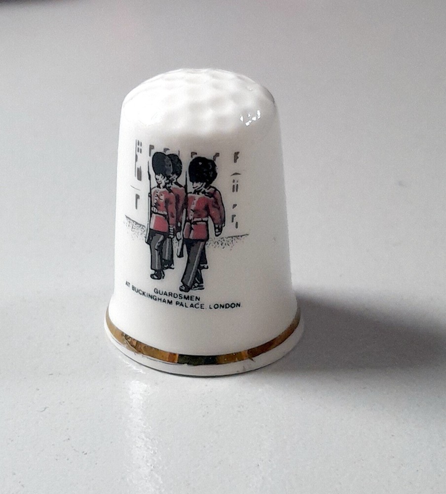 Decorative Thimble - Guardsmen at Buckingham Palace ~~