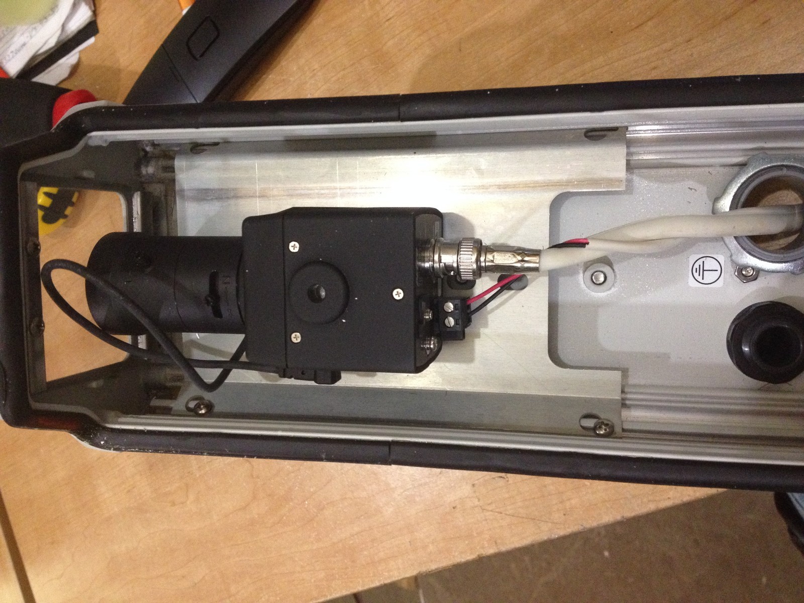 PELCO CAMERA C10DN-6 24V~ W/ ENCLOSURE EH3512 (J1)