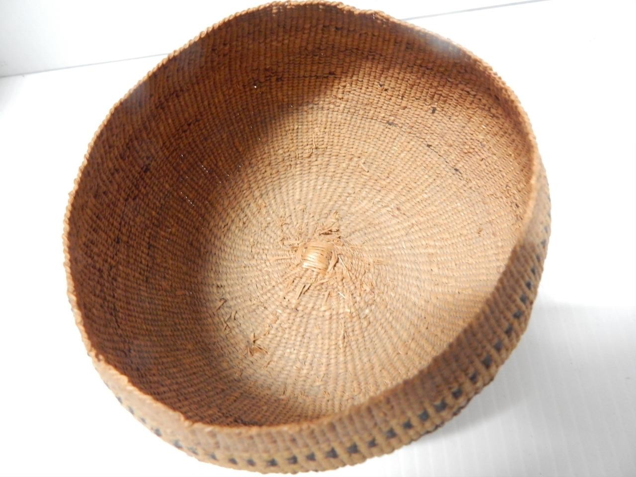 FINE ANTIQUE YUROK (HUPA) CALIFORNIA GLOBULAR GIFT SIZED BASKET - CLEAN + NICE