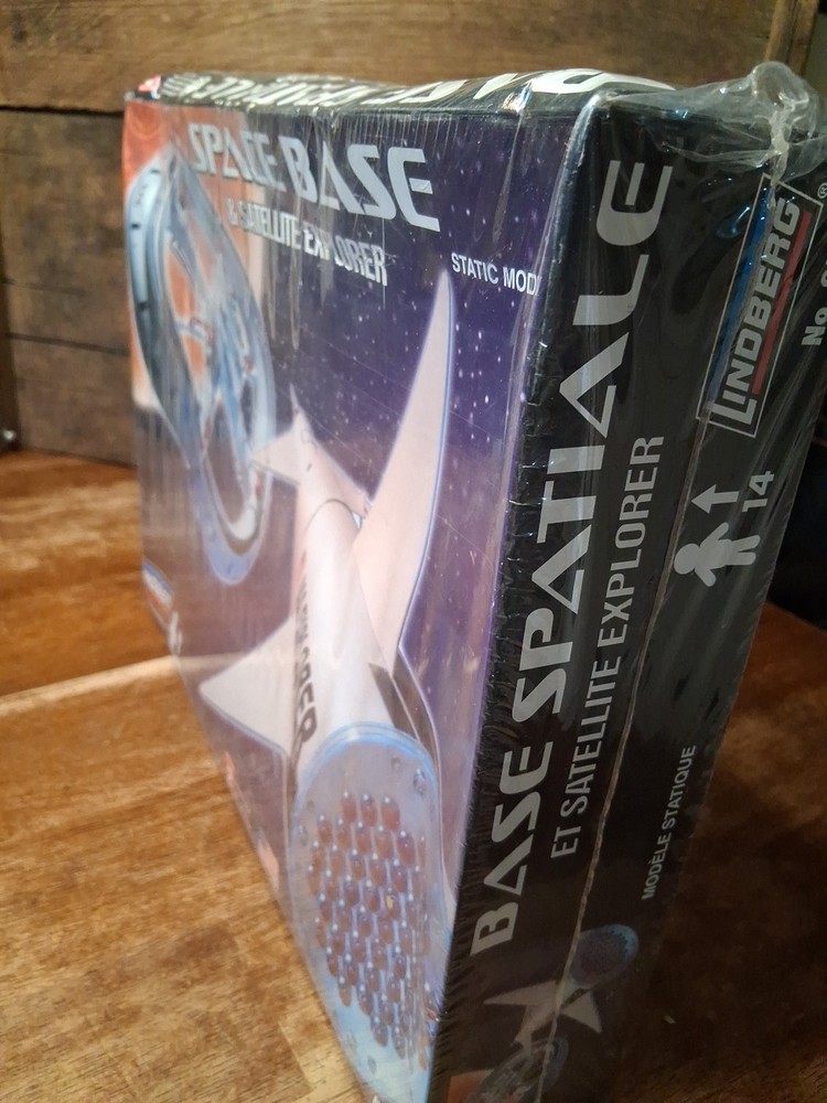 Lindberg Space Base & Satellite Explorer Model Kit No 91008 Sci-Fi Space Station