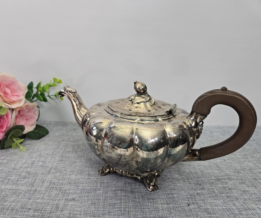 Vintage Silverplate 1881 Rogers Old English Melon 9" Teapot