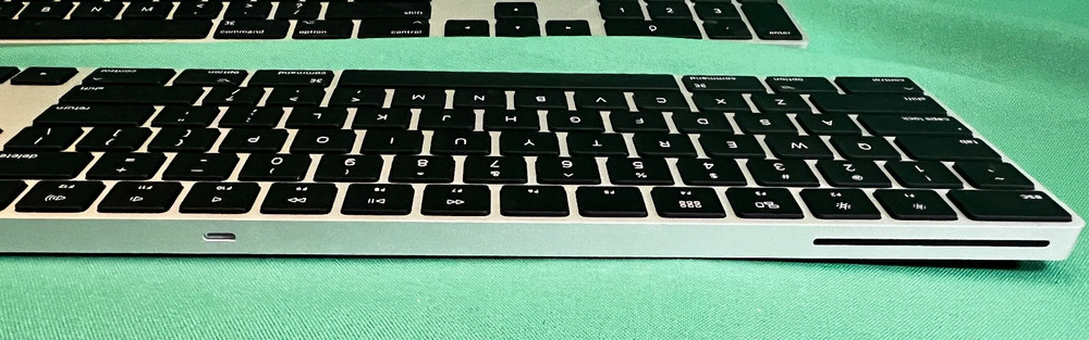 Apple A1843 Wireless Bluetooth Magic Keyboard With Numeric Keypad W/Charge Cable