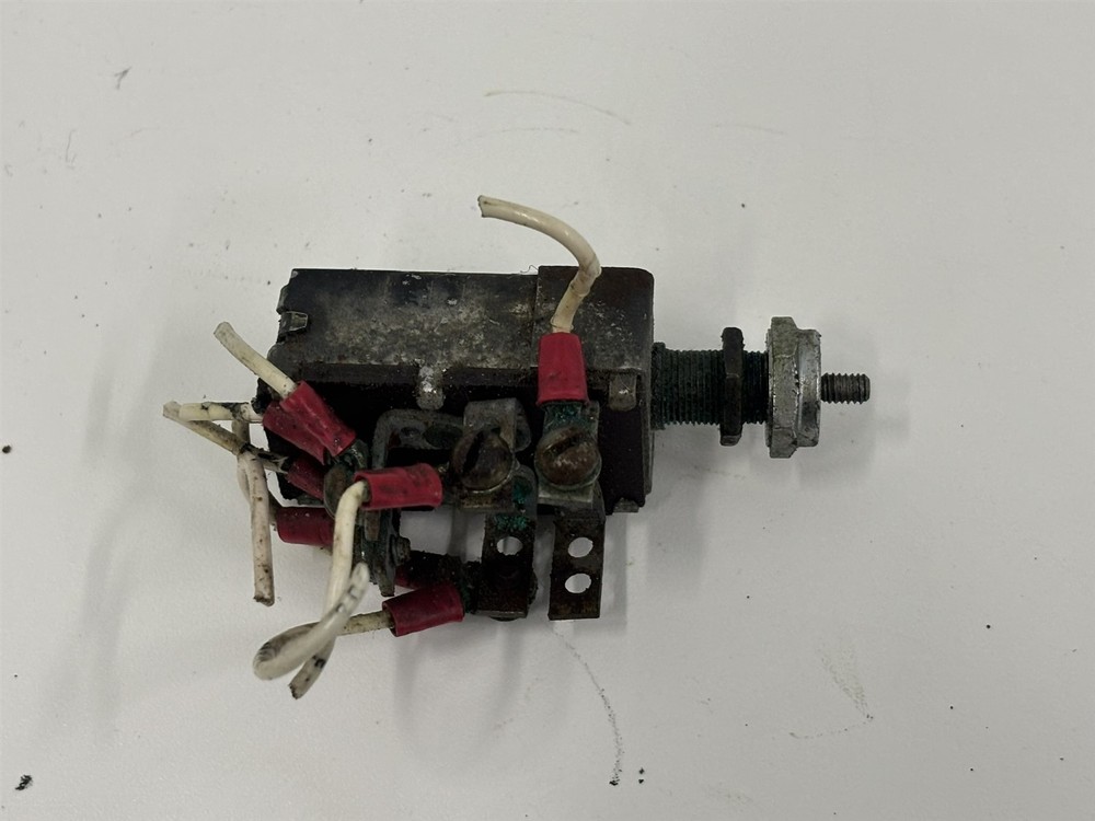 60 Cessna 210 A 6 Prong NAV Navigation Flasher Light Push Pull Switch 0713026-9