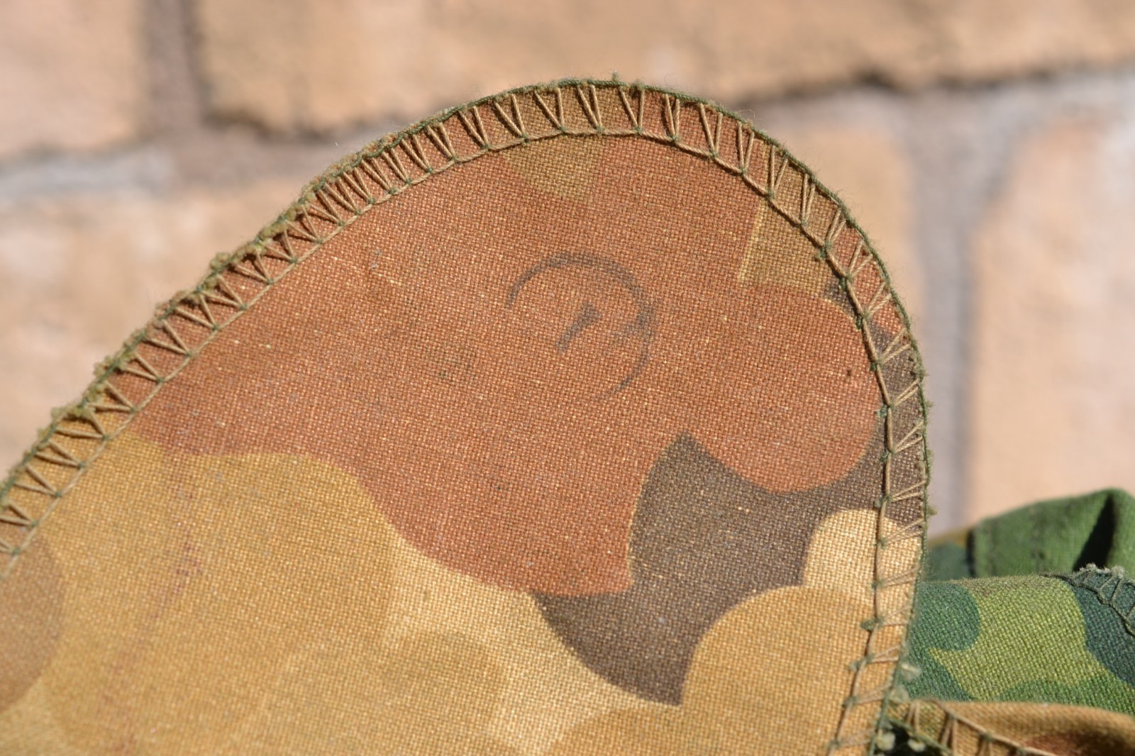 EARLY US ARMY M1 HELMET VIETNAM WAR VINTAGE CAMOUFLAGE COVER & PEACE PIN BUTTON