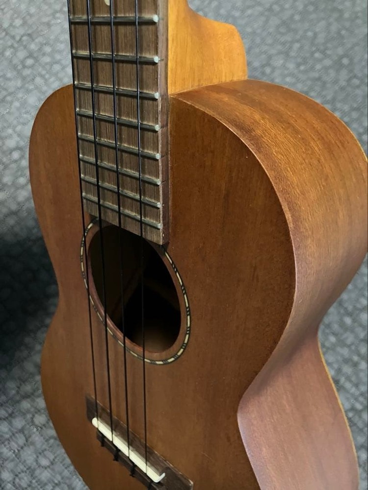 Hanalei HUK-80C Ukulele with case